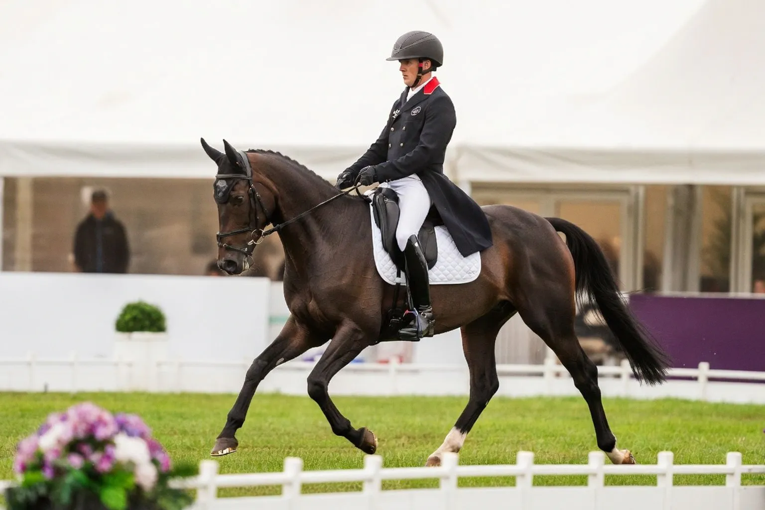 Tom McEwen dominuje w ujeżdżeniu podczas Blenheim Horse Trials na Brookfield Danny De Muze
